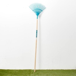 ESCOBA CÉSPED 22 PUAS CON MANGO HAYA VERDECORA